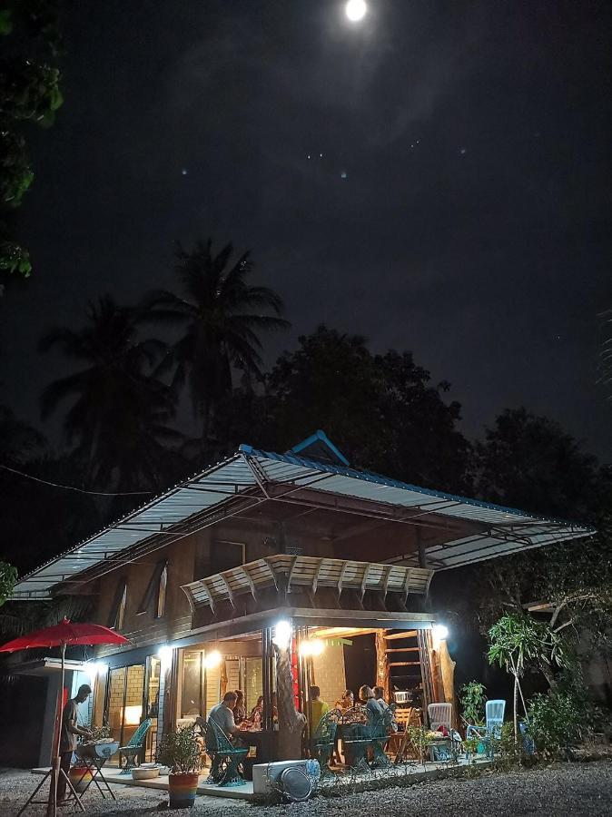 Baantia Chomtawan Bed & Breakfast Surat Thani Bagian luar foto