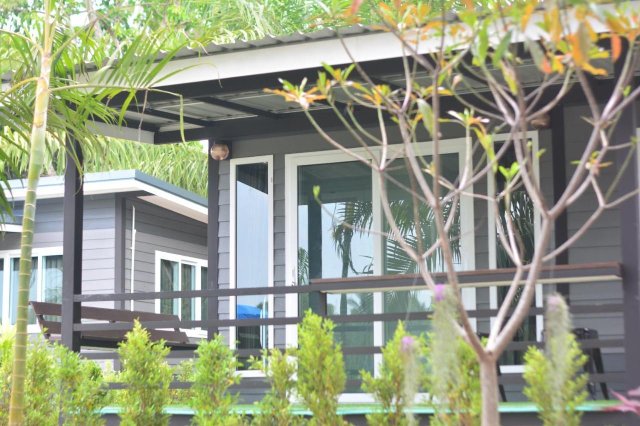 Baantia Chomtawan Bed & Breakfast Surat Thani Bagian luar foto
